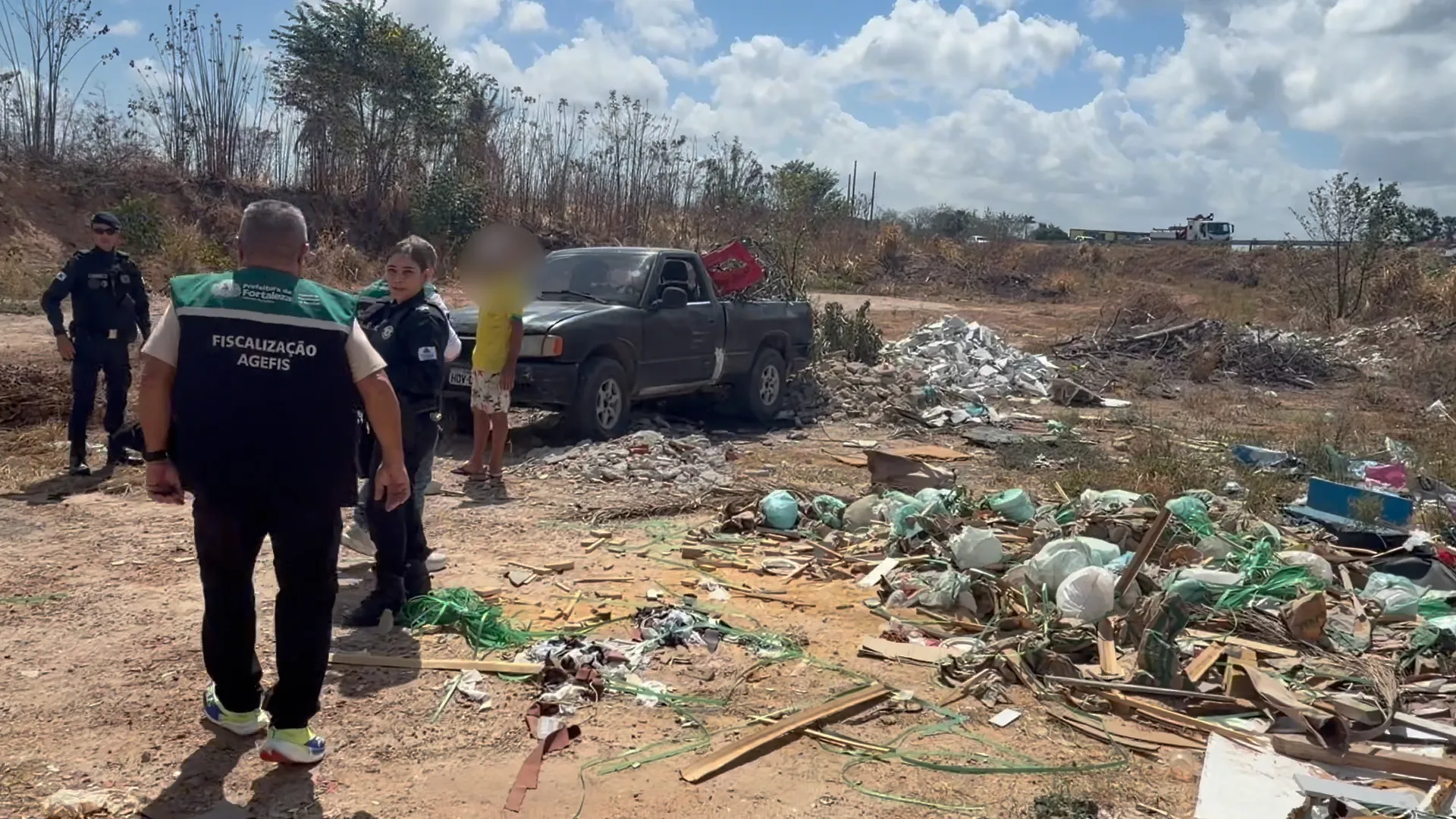 Guarda Municipal de Fortaleza abordou o responsável e aguardou a chegada dos fiscais da Agefis; veículo foi encaminhado ao pátio da autarquia